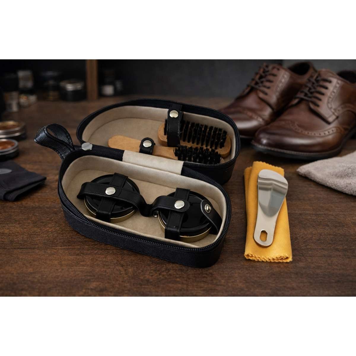 Kit lucida scarpe da viaggio in astuccio nero