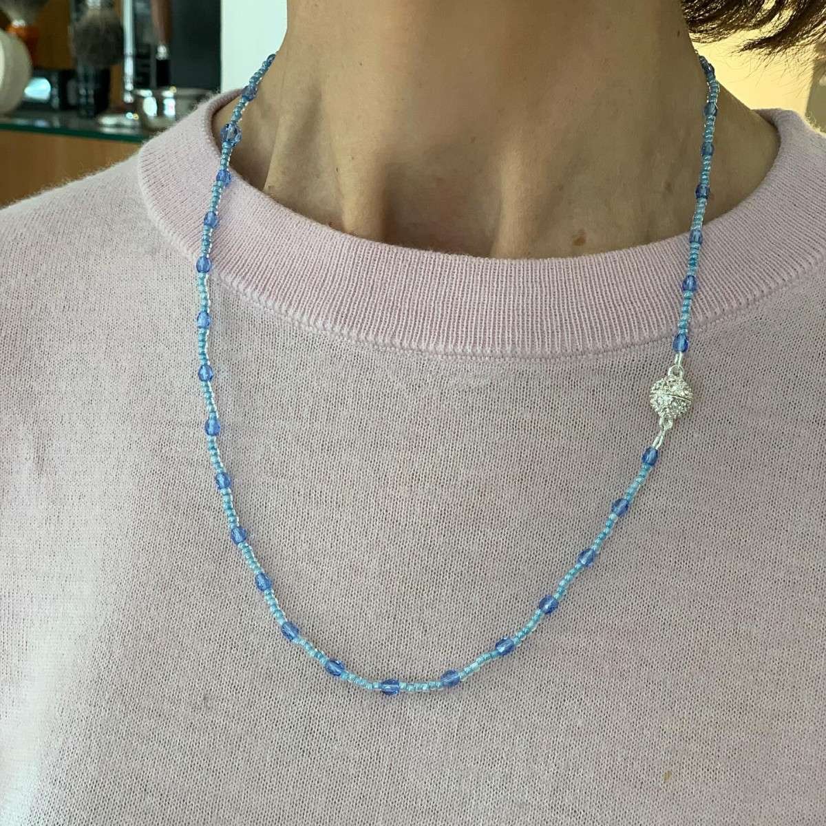 Collana artigianale girocollo celeste con chiusura a calamita Maison MTG