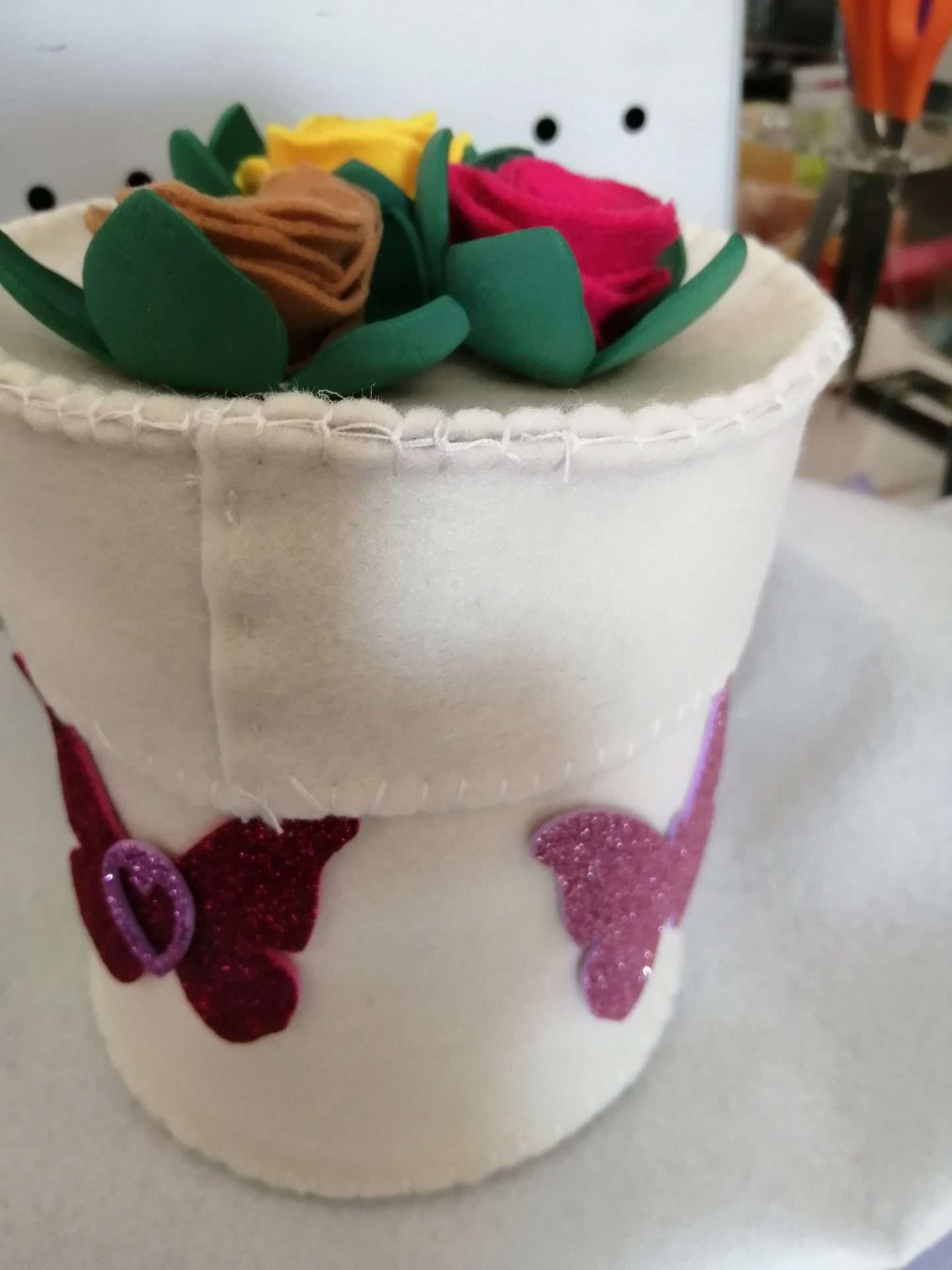 scatola in feltro per i biscotti in pannolenci con decorazioni floreali