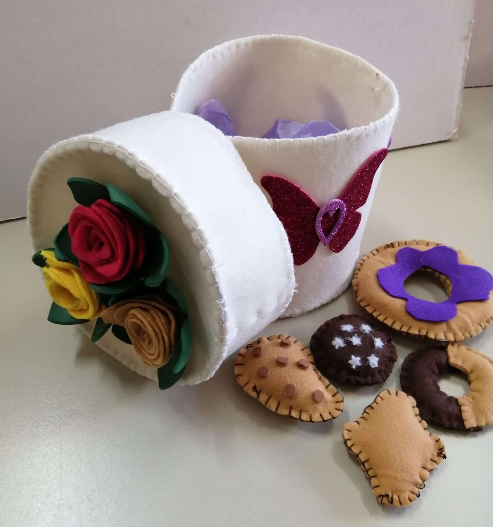 scatola in feltro per i biscotti in pannolenci con decorazioni floreali