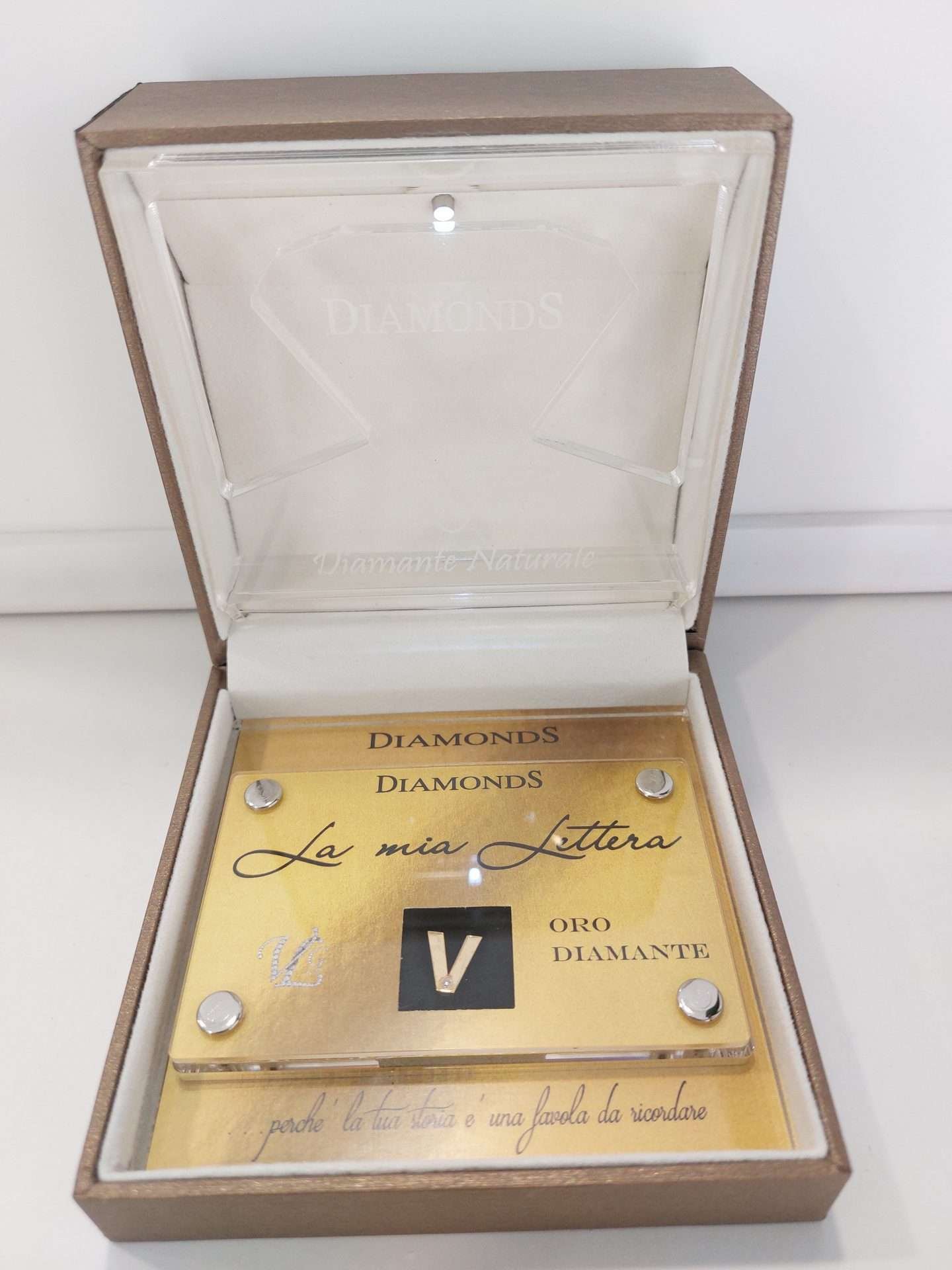 Blister Lettera Iniziale V in Oro Giallo 18kt e Diamante