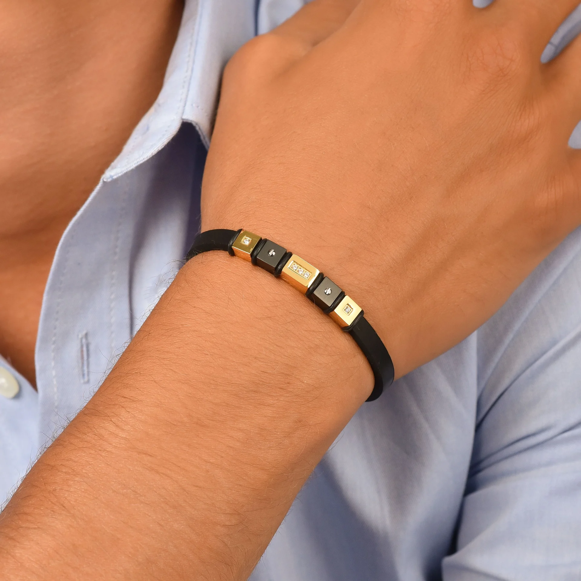 BRACCIALE UOMO IN SILICONE NERO CON ELEMENTI IN ACCIAIO IP GOLD ED IP NERO - immagine 2