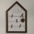 Portafoto Home in legno con fondo in lino ecru ed elastici, mollettine e 1 cuore appeso in legno @ porte-photos forme maison